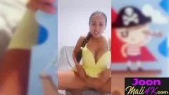 Jouer Jeu solo intense de l'adolescente asiatique Joon Mali avec de gros jouets sexuels