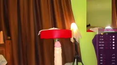 Redă Big Ass Camgirl's Dildo Ride: O sesiune solo suculentă
