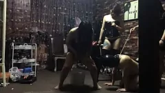 Redă MILF sexy îl învață pe cățeluș câteva trucuri (cu o răsucire obraznică!)