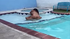 Abspielen Tinder-Milf bekommt einen Deep-Throat-Blowjob und einen riesigen Cumload-Creampie im Hotelpool