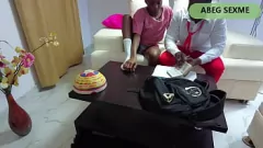 Reproduzir Ébano adolescente sedutora fica molhada para um grande galo negro em Doggystyle