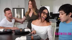 تشغيل Fest-Family Sex Fest: النظارات التي ترتدي أشقاء مقايضات أمها في المطبخ