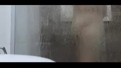 Jouer Gars potelé avec une petite bite prenant une douche