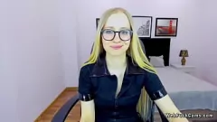 Riproduci Ragazza bielorussa sottile con occhiali e piccole tette che si masturbano su webcam