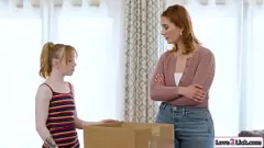 Jouer La belle-fille Tatoued MILF et Redhead partagent une séance de liaison lesbienne passionnée