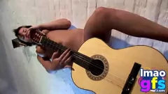 Reproduzir Babe morena Paul se agrada com guitarra e peitos médios