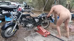 Reproducir Mecánico travieso tira desnuda mientras reemplaza a los tensores de la cadena en una motocicleta misteriosa