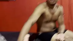Reproduzir Enteada pega o padrasto em flagrante com uma boneca sexual masculina