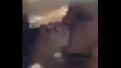 Redă Nenorocirea lui Cuckold Soț: înșelăciunea fundului mare al MILF și sânii uriași