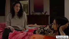 Jouer Busty Brunette se fait baiser par des frères et sœurs en lingerie