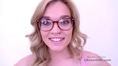Redă Gagica fără experiență a ochelarilor intensi cu ochelari care poartă muie și aventură magică a baghetei