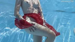 Redă Întâlnirea erotică a piscinei Mimi Cica cu țâțe mari și tatuaje