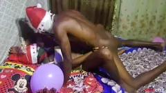 Afspelen Ervaar de ultieme vakantietraktatie met dit zinderende ebony tienerkutje in een stomende creampie-neukbeurt op z'n hondjes