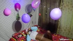 Abspielen Eine dünne Teenie-Schlampe lässt sich am Weihnachtstag ihren engen Arsch mit einem Monsterschwanz vollsahnen