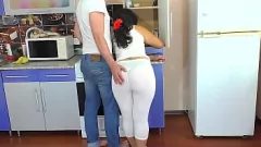 Reproduzir O fascínio irresistível da bunda grande de uma madrasta madura deixa seu enteado louco de paixão anal