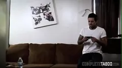 Jouer Kristen Scott, une jeune taboue, se prend une éjac faciale après avoir sucé une bite dans un porno hardcore extrême.