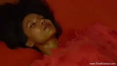 تشغيل تجربة المتعة الحسية المطلقة: العشاق بين الأعراق ينغمسون في التدليك المثير، واللسان، والمسرات الشرجية