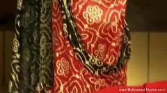 Redă Experimentați alura încântătoare a dansatorilor indieni de Bollywood într-un ritual de dragoste fascinant, cu brunete uluitoare