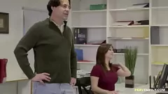 Abspielen Stiefvaters geheimes Verlangen: Auf frischer Tat mit Stieftochter bei einem Tabu-Blowjob- und Reverse-Cowgirl-Abenteuer ertappt