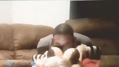 تشغيل رجل عضلي ساخن يمارس الجنس مع دمية جنسية شقراء مثيرة في ثونغ ، جاهز لقذف كريامبي المتشددين