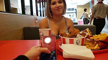 Ele a alimenta e depois a fode em sua buceta