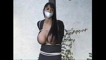 Abspielen Schwester Pornofilm ist gefesselt und von Banditen durchdrungen