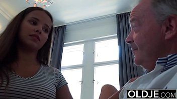 Reproduzir Filmes pornô móveis com uma cadela que está sendo segurada pelo avô para fazer sexo com ele