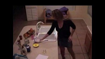 Pe masa in bucatarie face sex cu un negrotei
