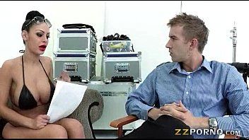 Reproducir Ella se sienta hardcore y una gran polla frente a ella lamiendo todo y hace películas xnxx con ella
