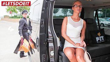 Redă O baga in dubita si ii fute pula de se misca masina cu ea xxl 