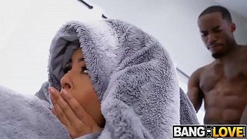 Play Xnxx with hysterical romances screaming in the dick