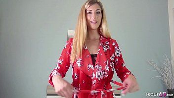 Reproducir La chica del vestido rojo tiene tanga