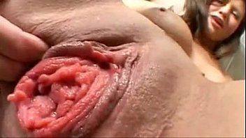 Reproduzir Esta é a aparência de uma boceta feia que você não pode assistir vomitando
