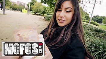 Reproducir Pagado por un sexo superficial en el parque de la capital