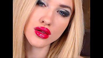 Redă Blonda cu buzele mari face futai cu un tip cu pula sura