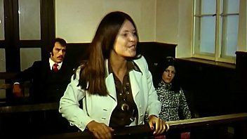 Abspielen Ein Mann mit einer Maske auf einer Frau fickt sie im Gerichtssaal