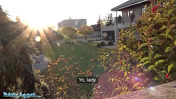 Jouer Films de sexe d'inceste avec une rousse ayant des relations sexuelles sur l'herbe verte