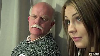Reproducir Adulto con un viejo que se folla a su nieta