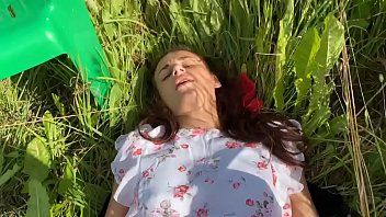Reproducir La adolescente se sienta en una silla en el campo y recibe una mamada y sexo