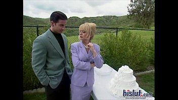 Reproducir Hombre enojado va a la boda y se folla a la novia en el cuello en público
