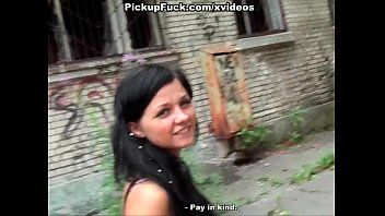 Redă Inghite in sec dupa ce face oral si ejaculeaza in gat ei