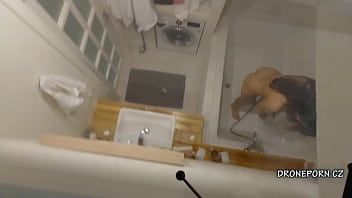 Afspelen Stiekem filmt hij zijn zus in de lege douche