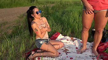 Reproducir Se va de picnic con una chica que se enamoró de él.