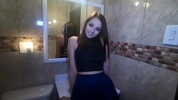 Abspielen Die perversesten Brünetten in Pornofilmen für Erwachsene lutschen einen Schwanz
