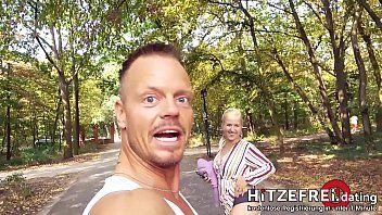 Afspelen Naakte meisjes porno een pijpbeurt verzadigd op de pik