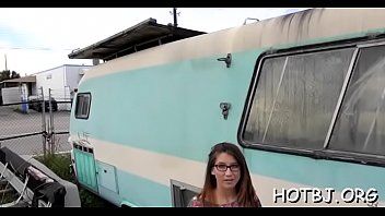 Reproduzir Pornô com larisa, uma adolescente ruim faz sexo na caravana