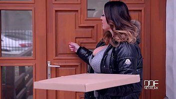 Reproduzir Casal pego fazendo sexo apaixonado com uma garota que entrega pizza