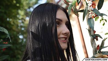 Redă Bruneta adolescenta face sex cu un fotograf in varsta