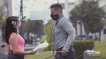 Afspelen Ze neukt met een sexy oppas die huishoudelijk werk doet in haar ondergoed