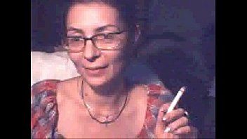 Jouer Mariana, une adolescente roumaine, fume et montre ses papas sur le web